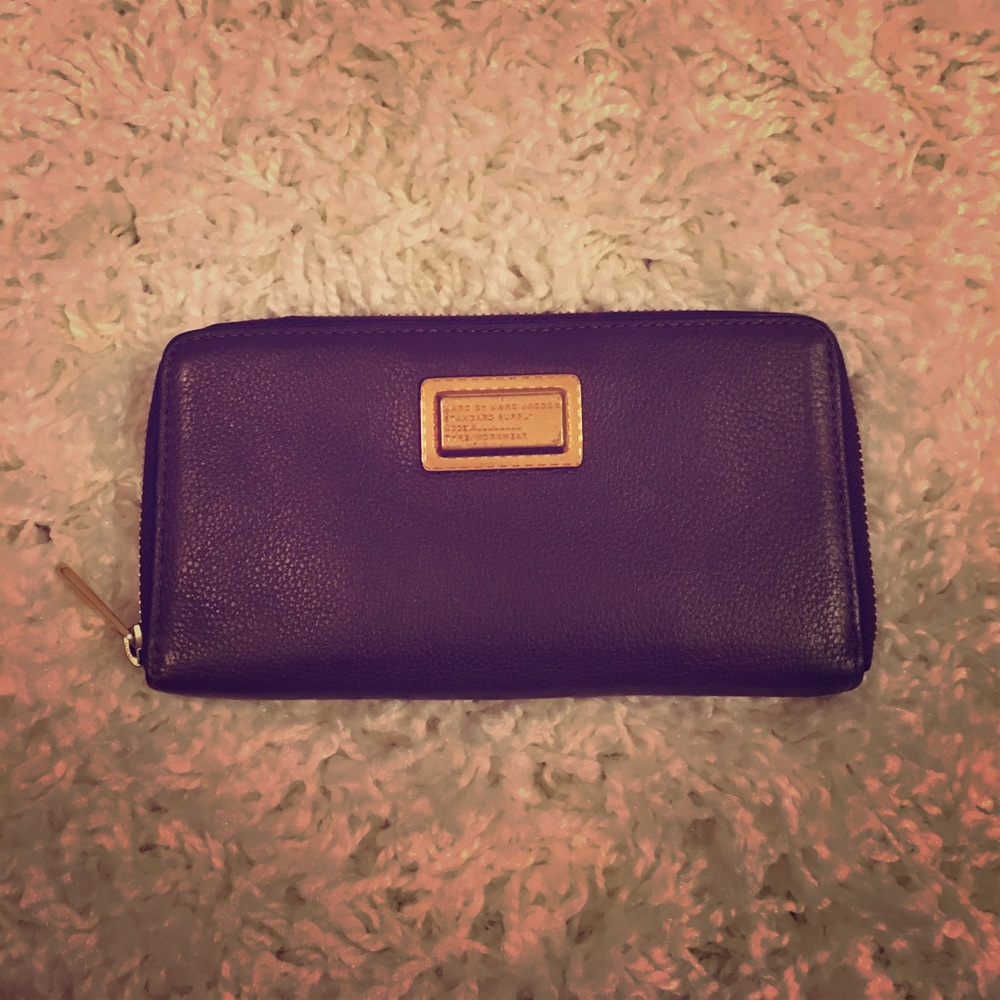Marc Jacobs zippy wallet